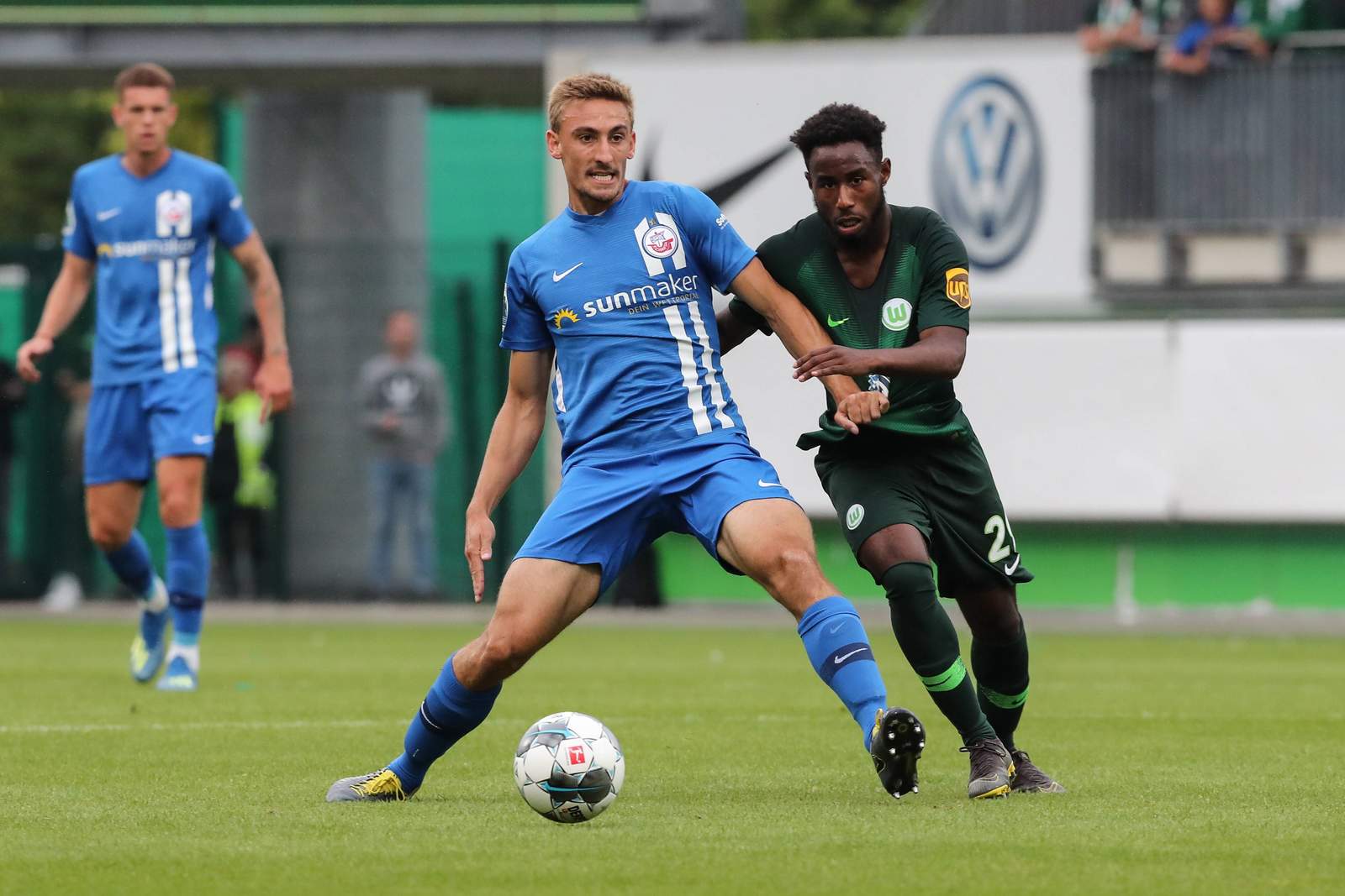 hansa rostock, frederik lach Frederik Lach (l.) gegen John Yeboah von Wolfsburg II.