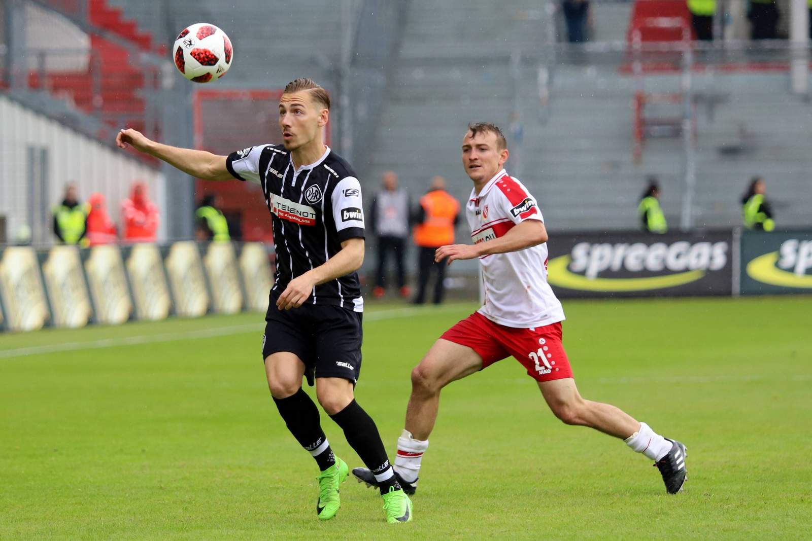 3. liga, vfr aalen, mattia trianni Mattia Trianni (l.) gegen Cottbus' Daniel Bohl.