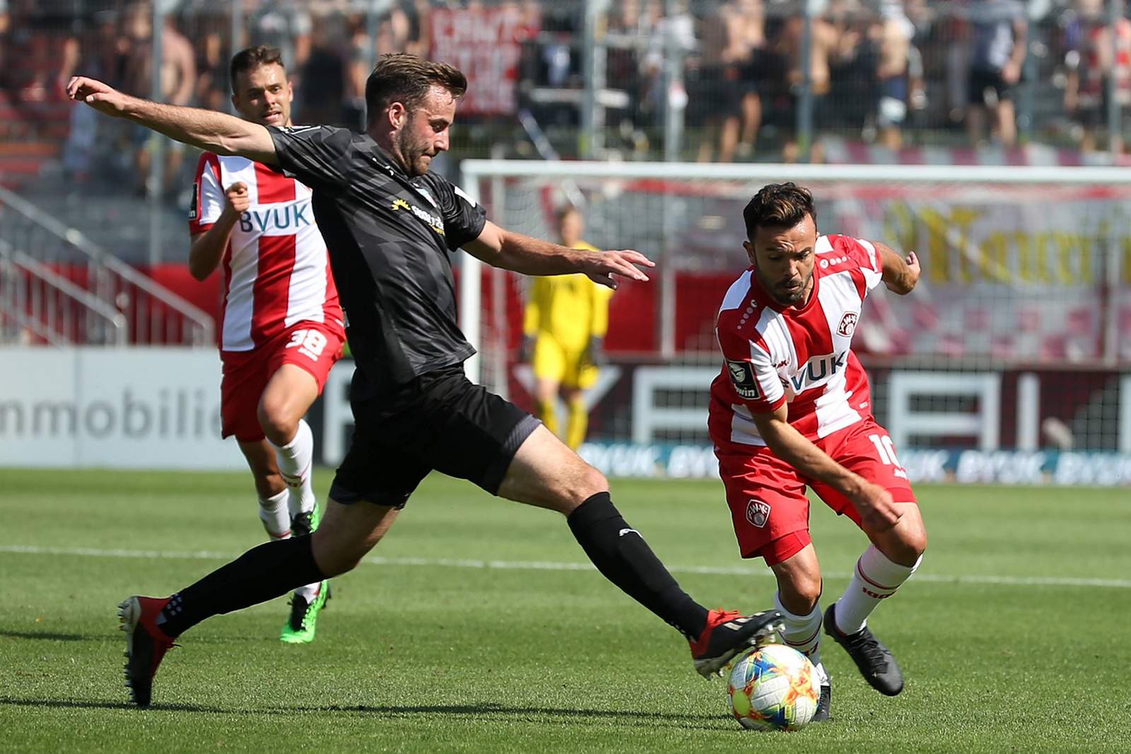 3. liga, fsv zwickau, morris schroeter Morris Schröter (l.) gegen Würzburgs Albion Vrenezi.