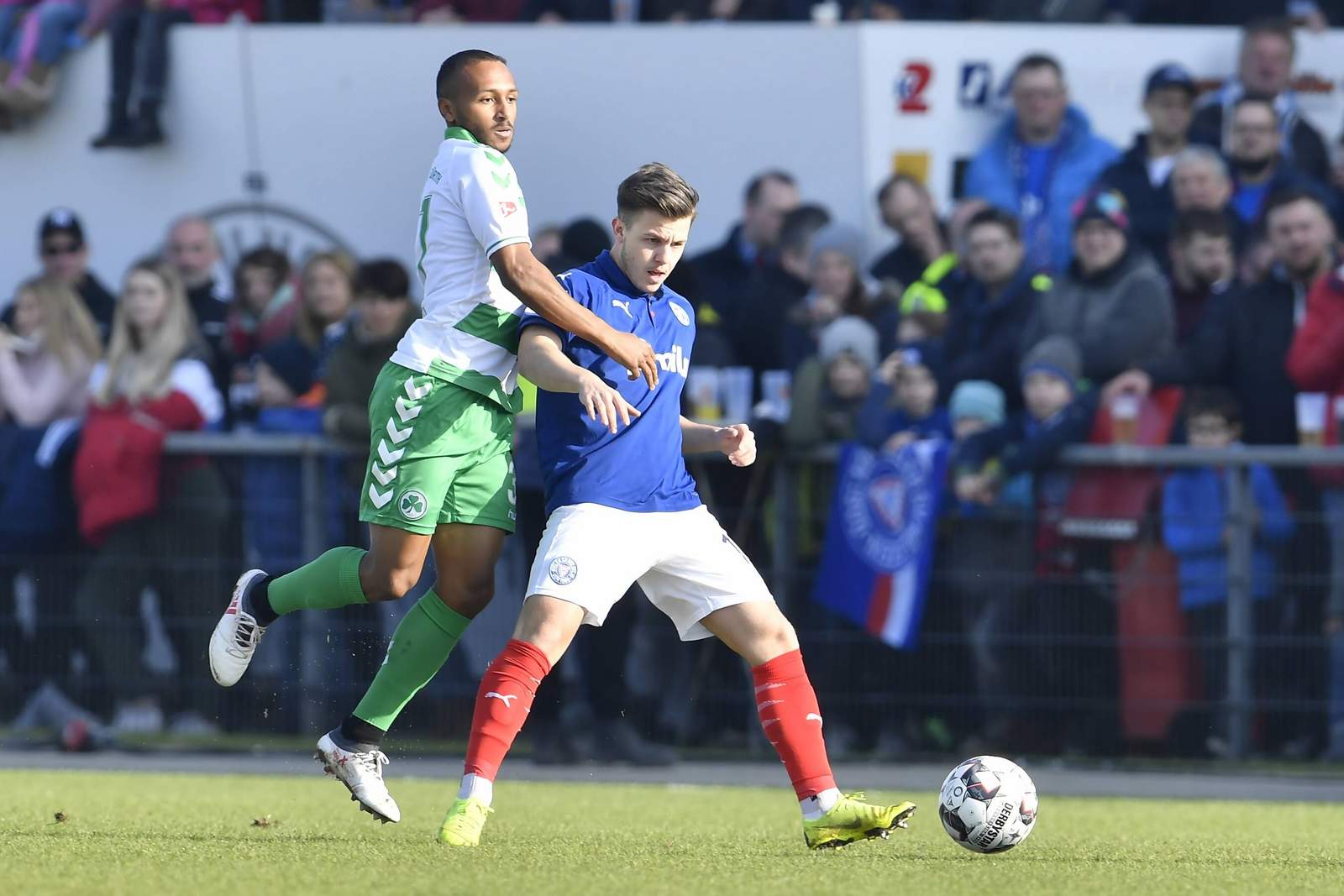 2. liga, holstein kiel, patrick kammerbauer Patrick Kammerbauer (r.) gegen Fürths Julian Green.