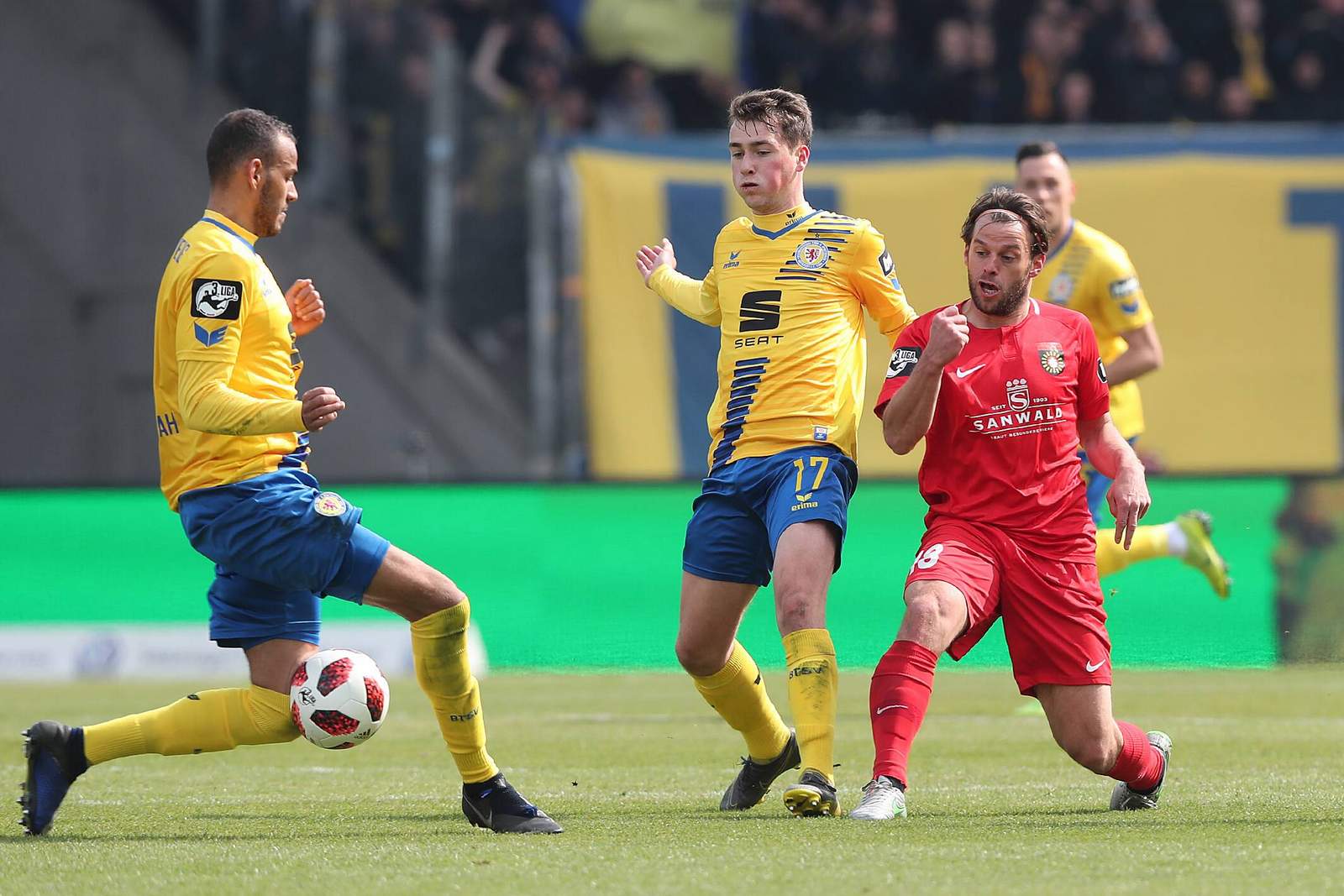 Yari Otto, Eintracht Braunschweig, Timo Röttger, Großaspach, 3. liga Yari Otto von Eintracht Braunschweig gegen Timo Röttger von Großaspach