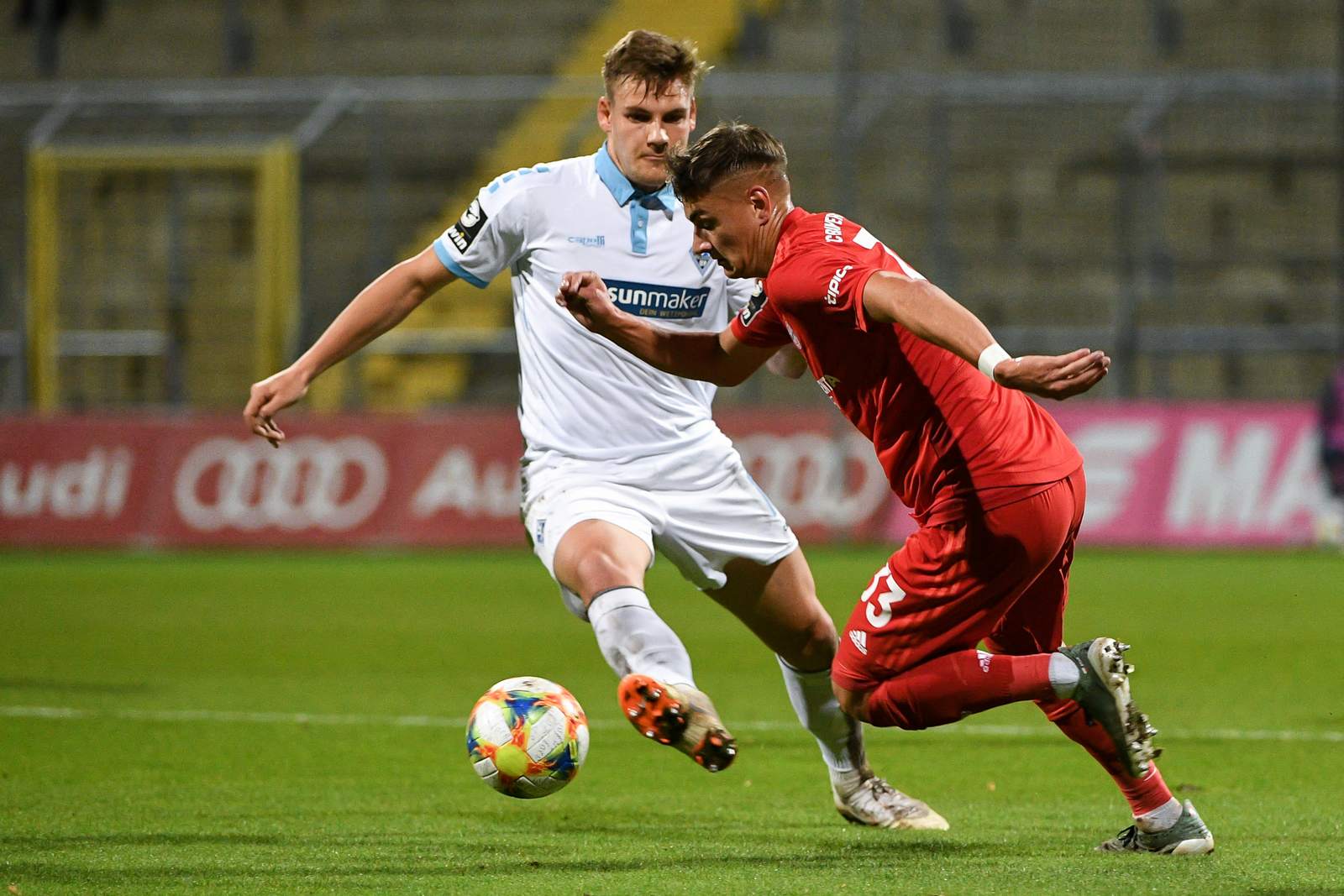 3. liga, waldhof mannheim, max christiansen Max Christiansen (h.) gegen Marcel Zylla.