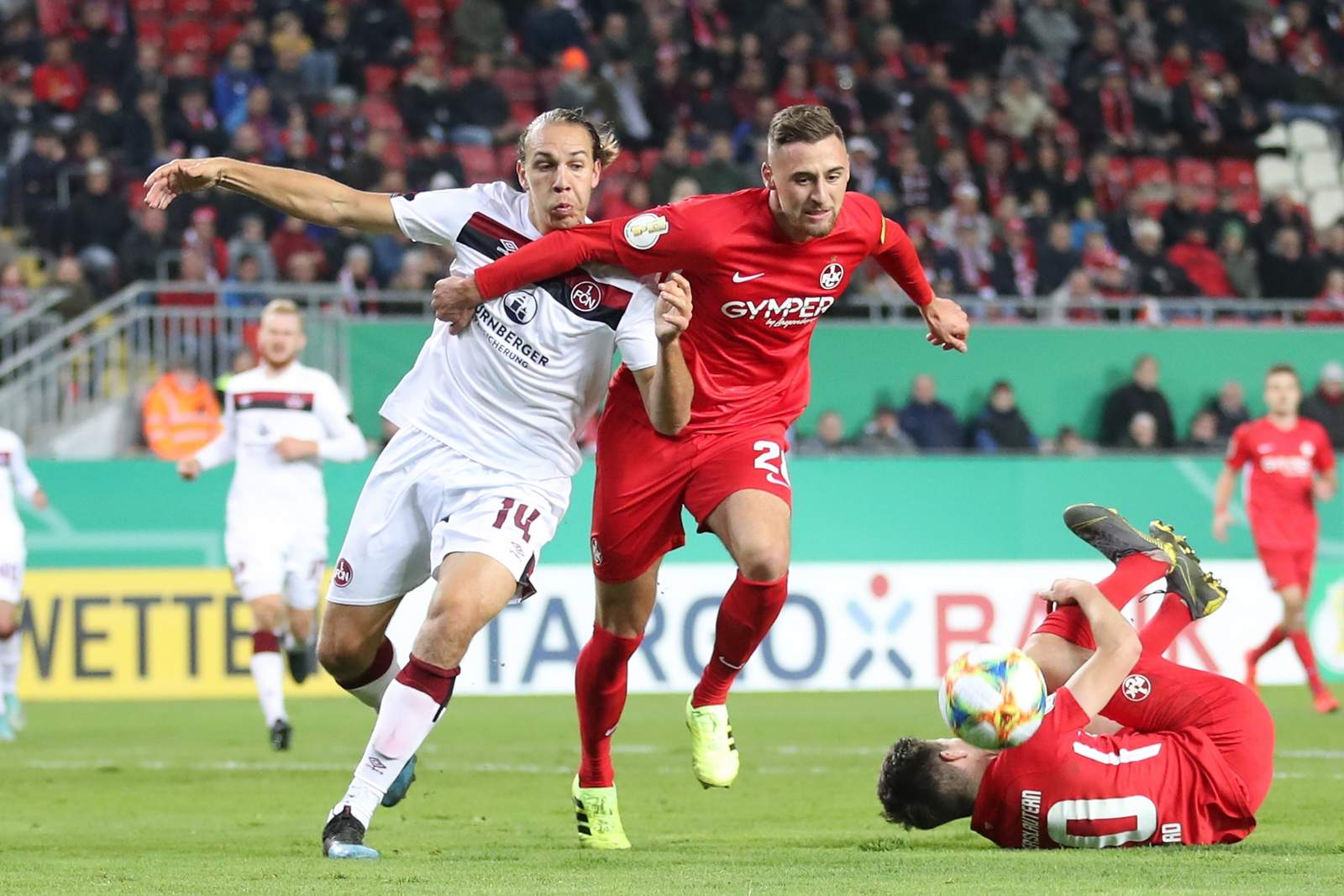 frey nürnberg gottwalt fck dfb-pokal Lukas Gottwalt gewinnt bei Pokalspiel FCK vs Nürnberg Zweikampf gegen Michael Frey