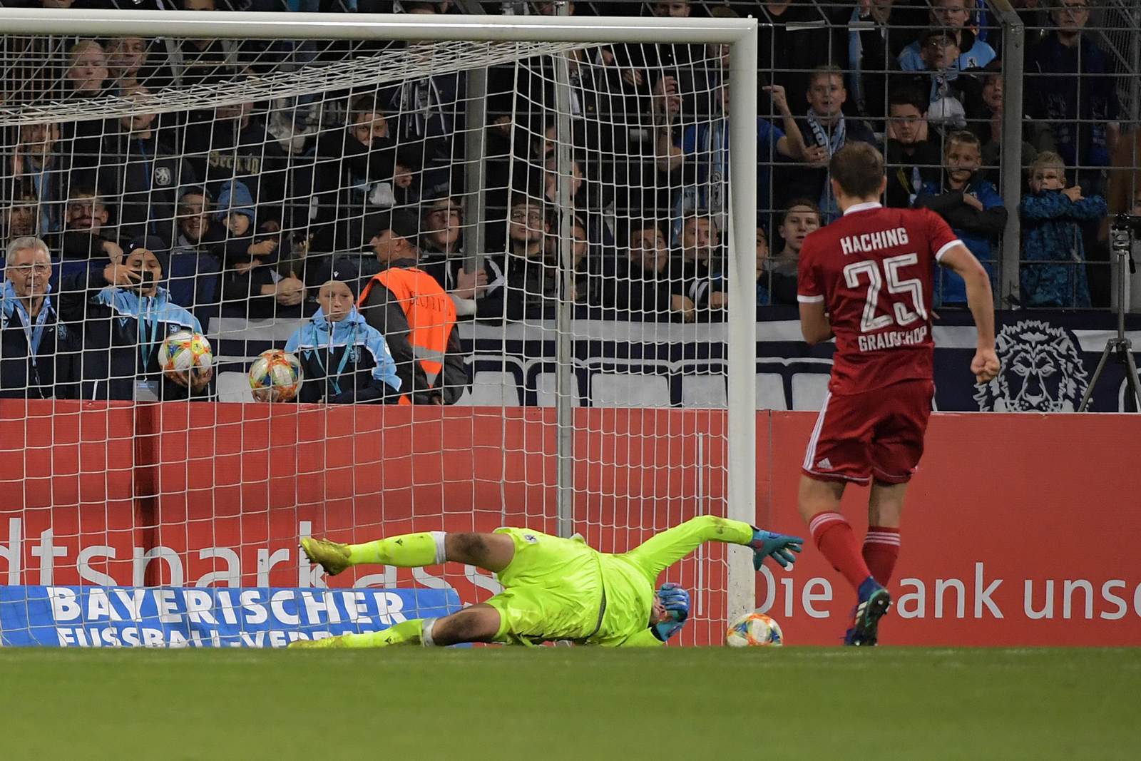 paul grauschopf, unterhaching, toto pokal Paul Grauschopf beim Elfmeter gegen Marco Hiller