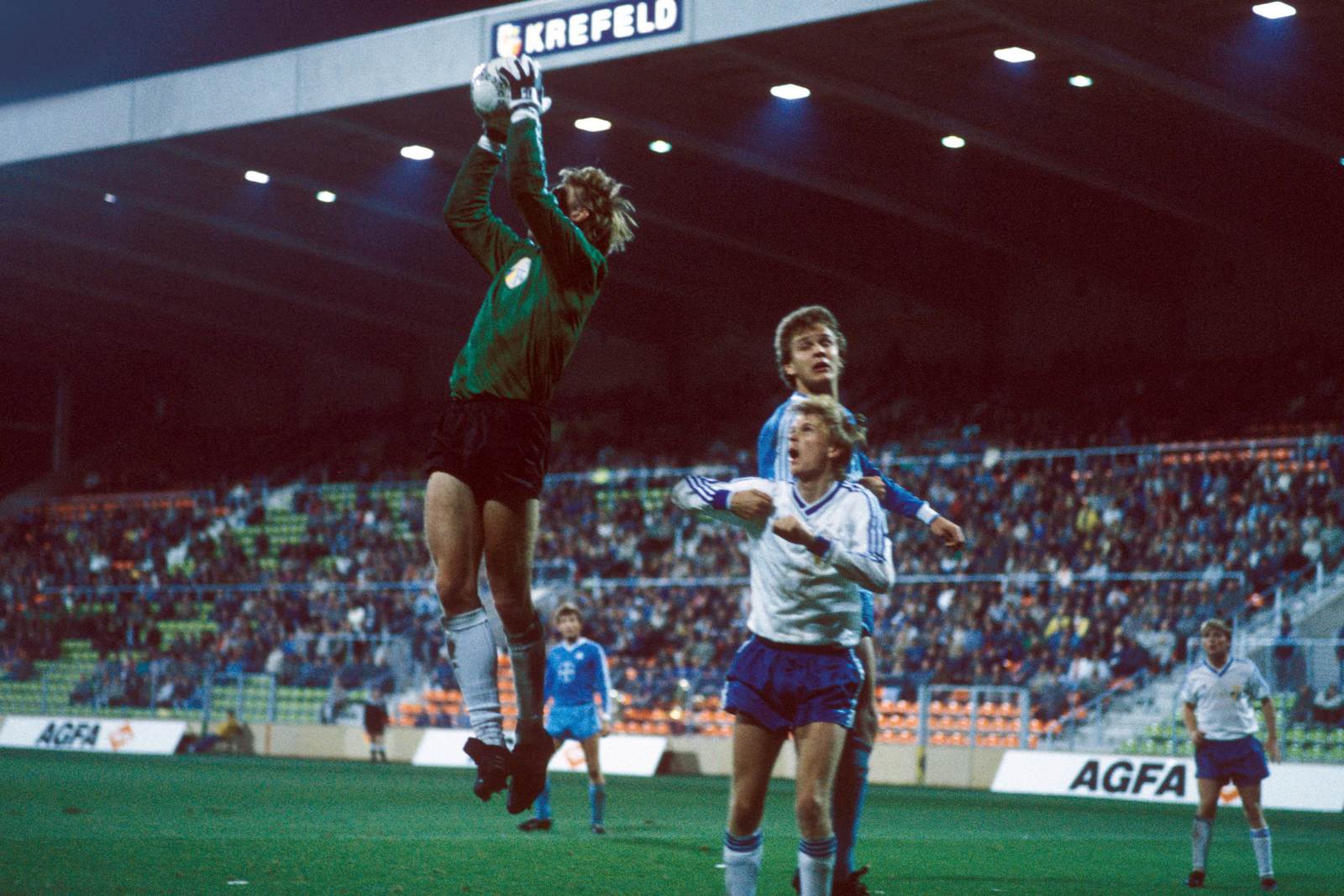 Perry bräutigam, carl zeiss jena, uefa cup Perry Bräutigam ist vor Oliver Bierhoff am Ball