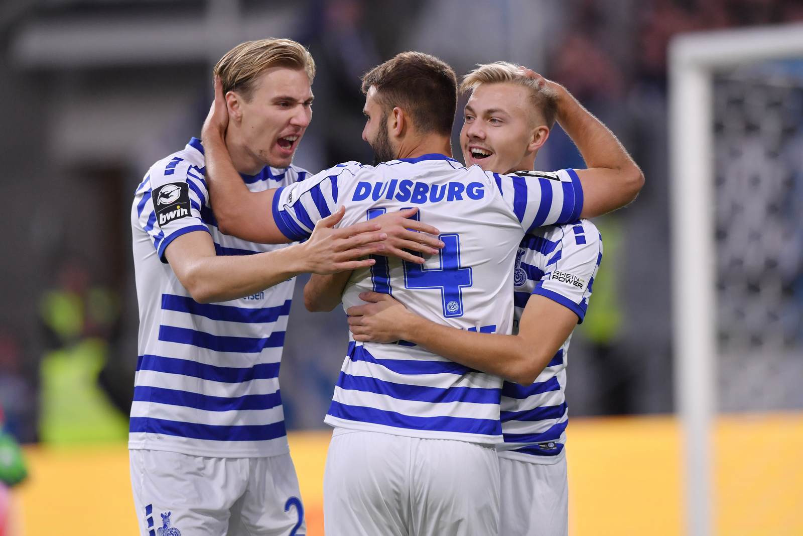 Vincent Vermeij, Tim Albutat, Lukas Daschner Vincent Vermeij, Tim Albutat und Lukas Daschner bilden eine Jubeltraube