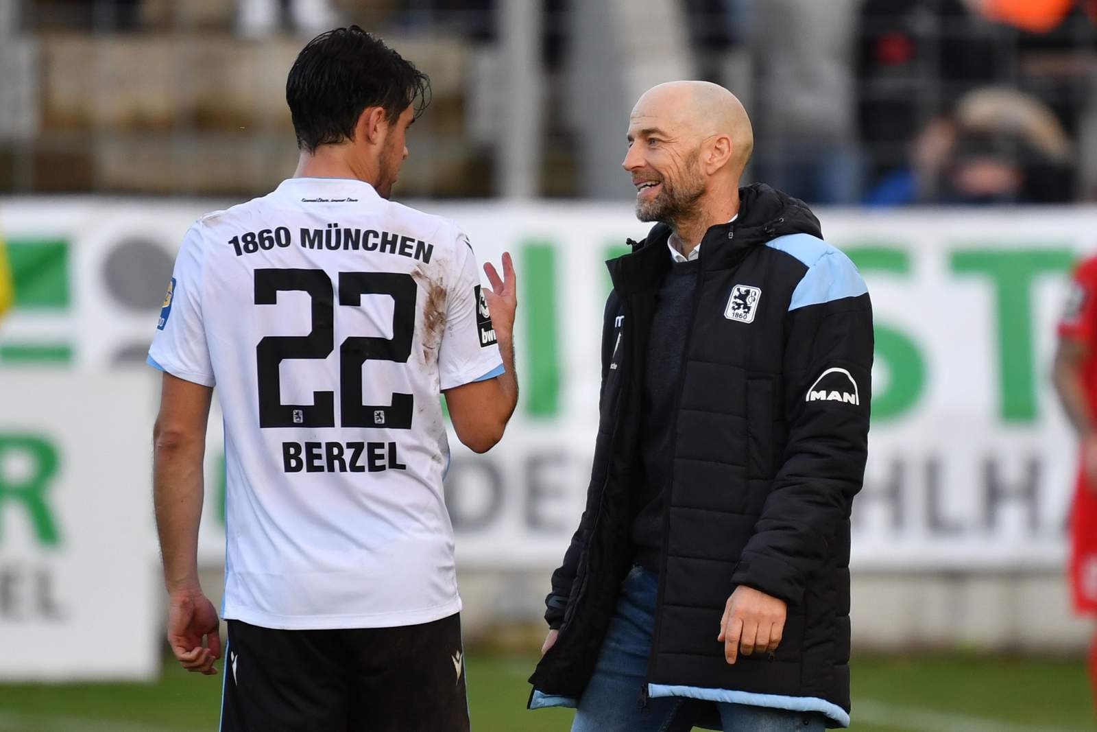 3. liga, 1860 münchen, günther gorenzel, aaron berzel Günther Gorenzel (r.) im Gespräch mit Aaron Berzel.