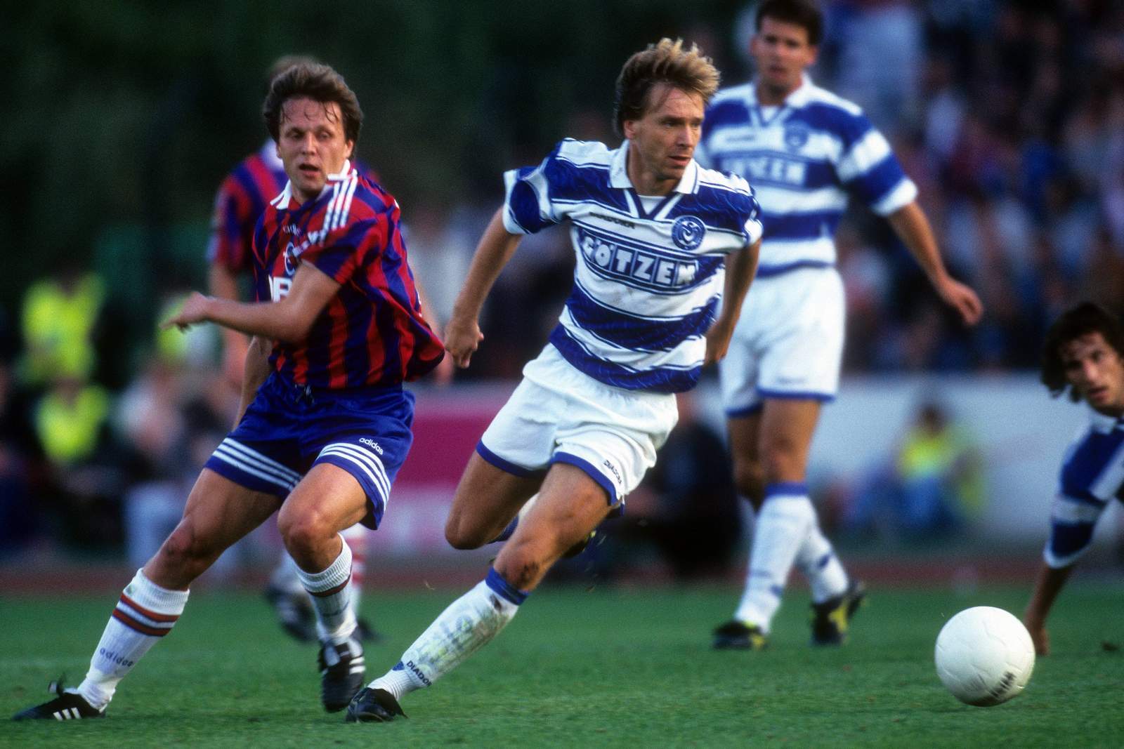 MSV Duisburg, Horst Steffen Horst Steffen (r.) zieht an Bayern Marcel Witeczek vorbei.