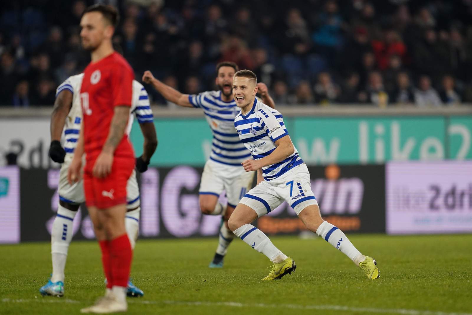 3. liga, msv duisburg, lukas scepanik Lukas Scepanik (m.) erzielt den Siegtreffer gegen Viktoria Köln.