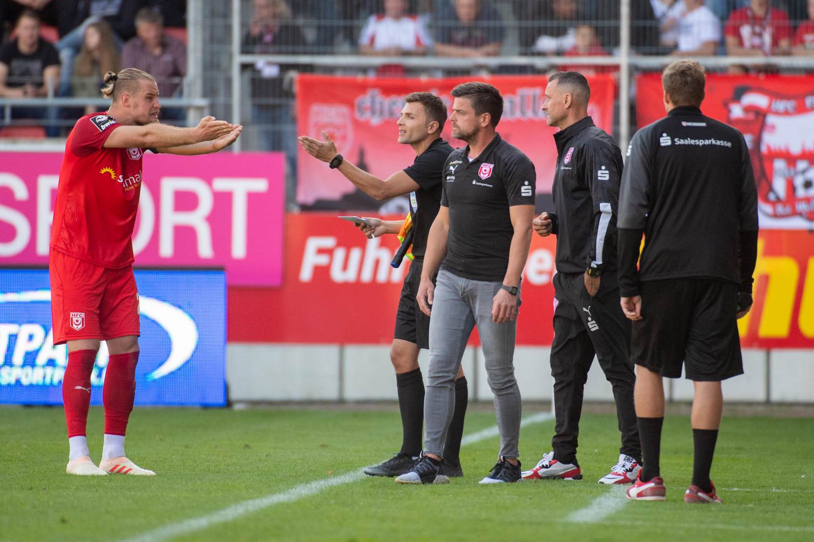 sebastian mai, hfc, 3. liga Sebastian Mai diskutiert mit dem Schiedsrichterassistenten