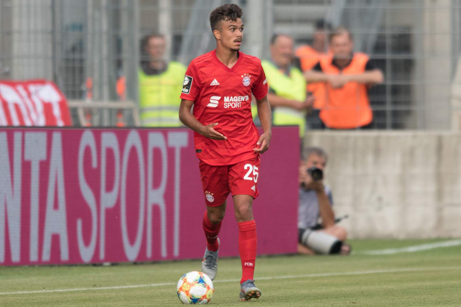 3. liga, fc bayern u23, oliver batista meier Oliver Batista Meier am Ball.