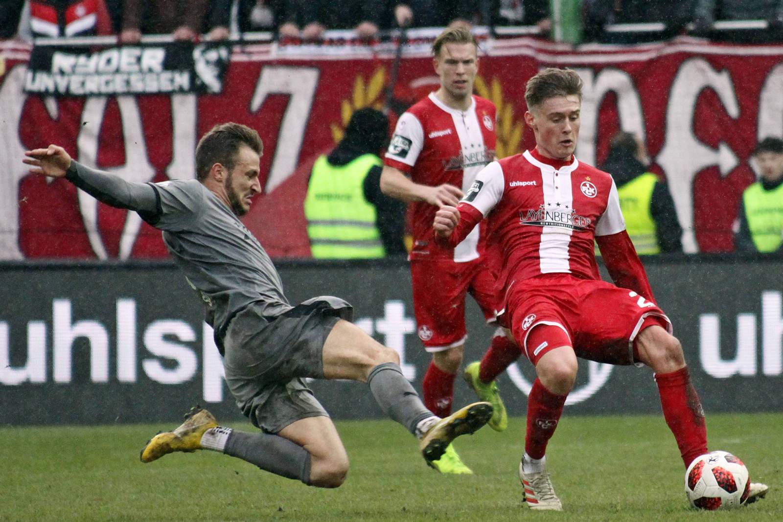 Pascal Sohm, HFC, Dominik Schad, FCK, 3. Liga Pascal Sohm vom HFC grätscht gegen Dominik Schad vom FCK
