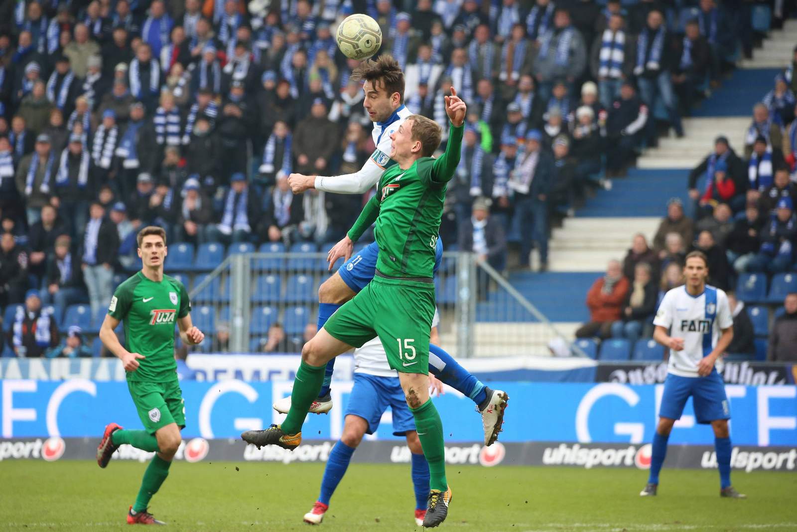 3. liga, magdeburg, christian beck, preußen münster, simon scherder Magdeburgs Christian Beck springt höher als Münsters Simon Scherder