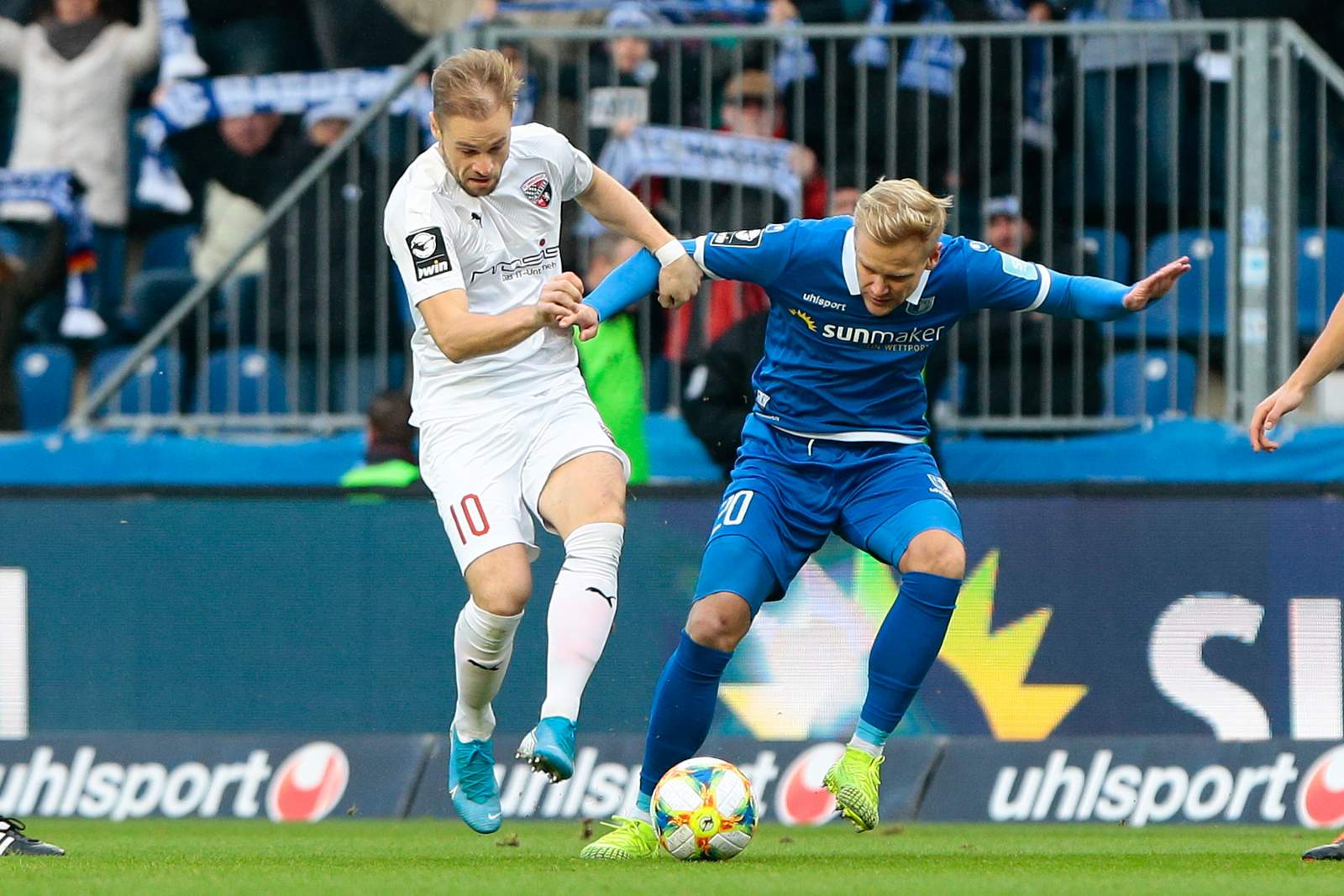 3. liga, fc ingolstadt, maximilian beister, fc magdeburg, sören bertram Maximilian Beister (l.) gegen Magdeburgs Sören Bertram.