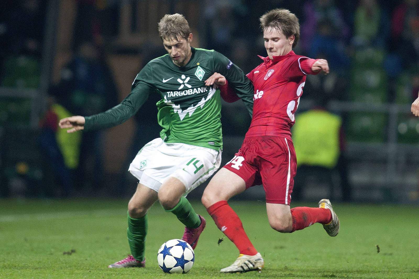 champions league, twente enschede, thilo leugers, werder bremen, aaron hunt Thilo Leugers (r.) behakt Bremens Aaron Hunt.