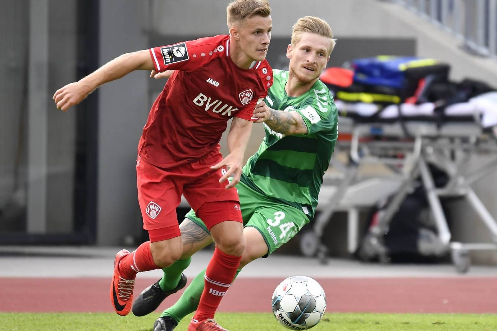 leonard langhans, würzburger kickers, testspiel Leonard Langhans am Ball für Würzburg