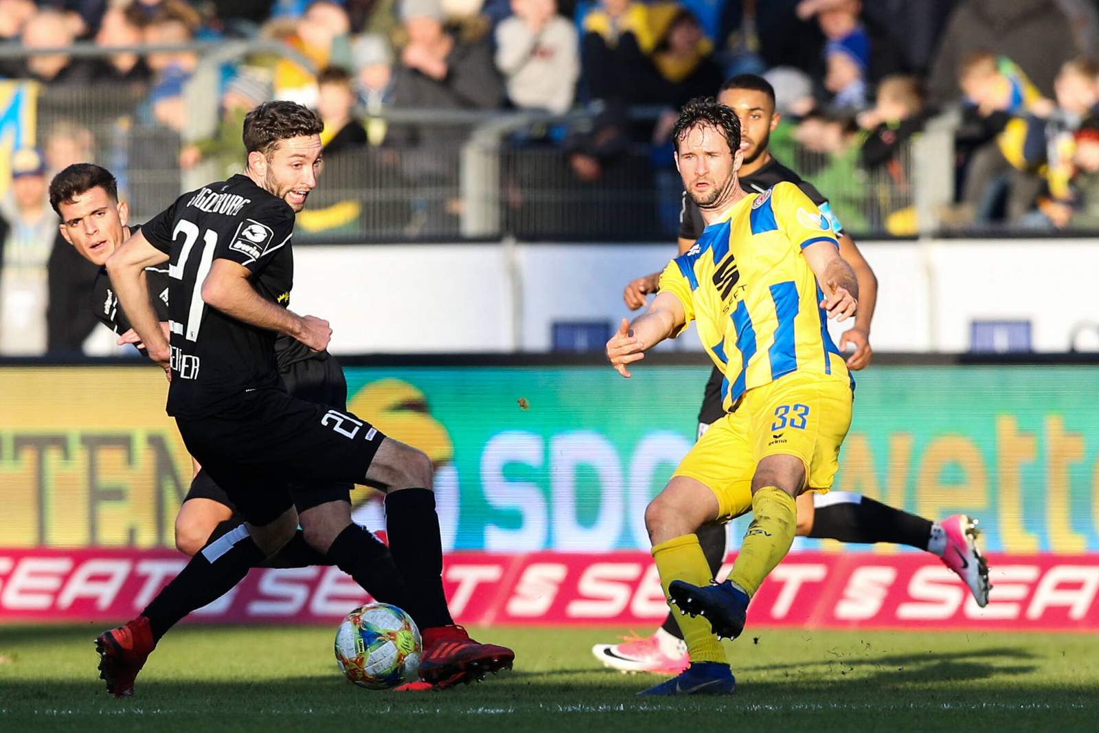 3. liga, eintracht braunschweig, nick proschwitz Nick Proschwitz umringt von drei Magdeburgern.