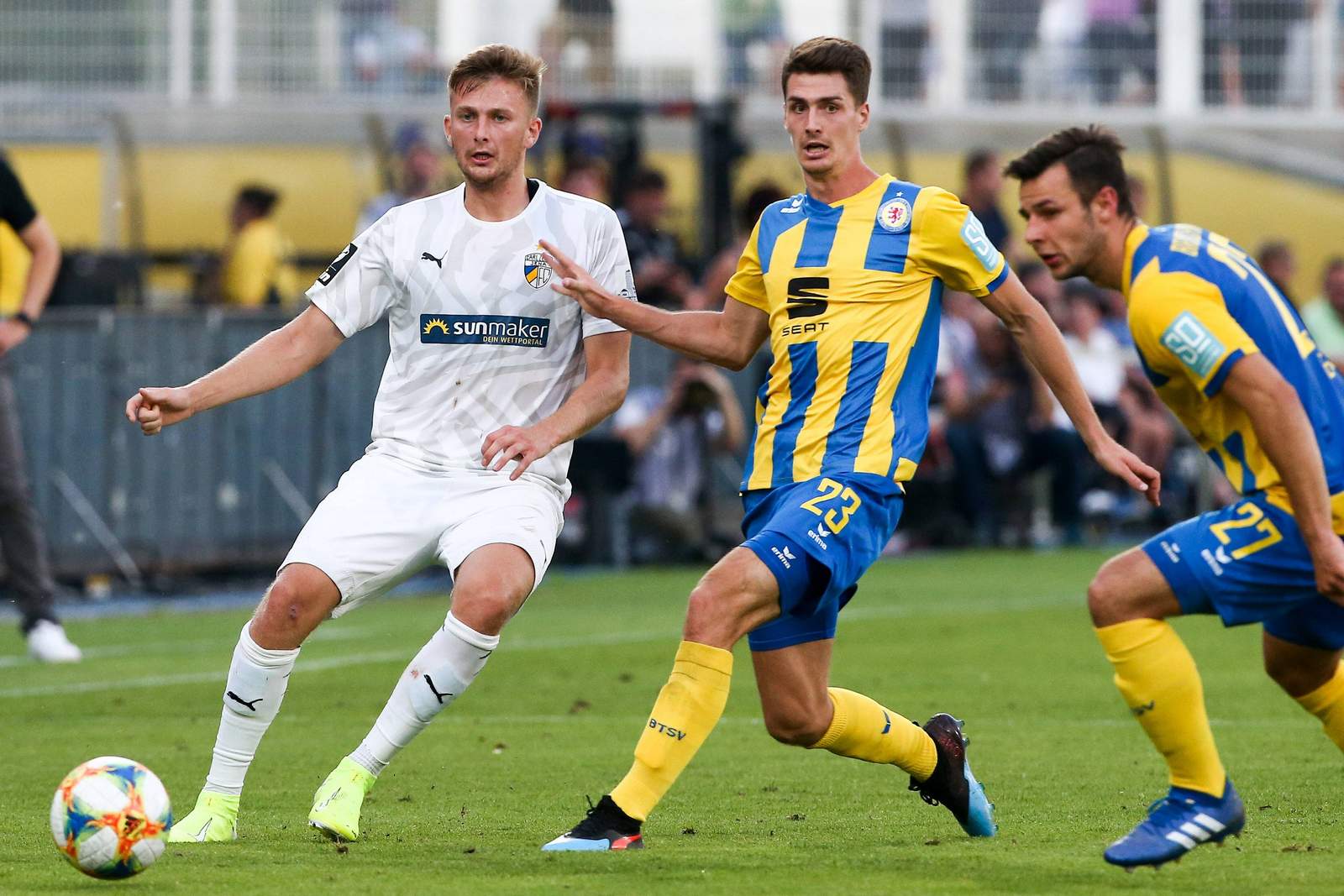 3. liga, carl zeiss jena, ole käuper, danilo wiebe, eintracht braunschweig Ole Käuper von Jena gegen Danilo Wiebe von Braunschweig.