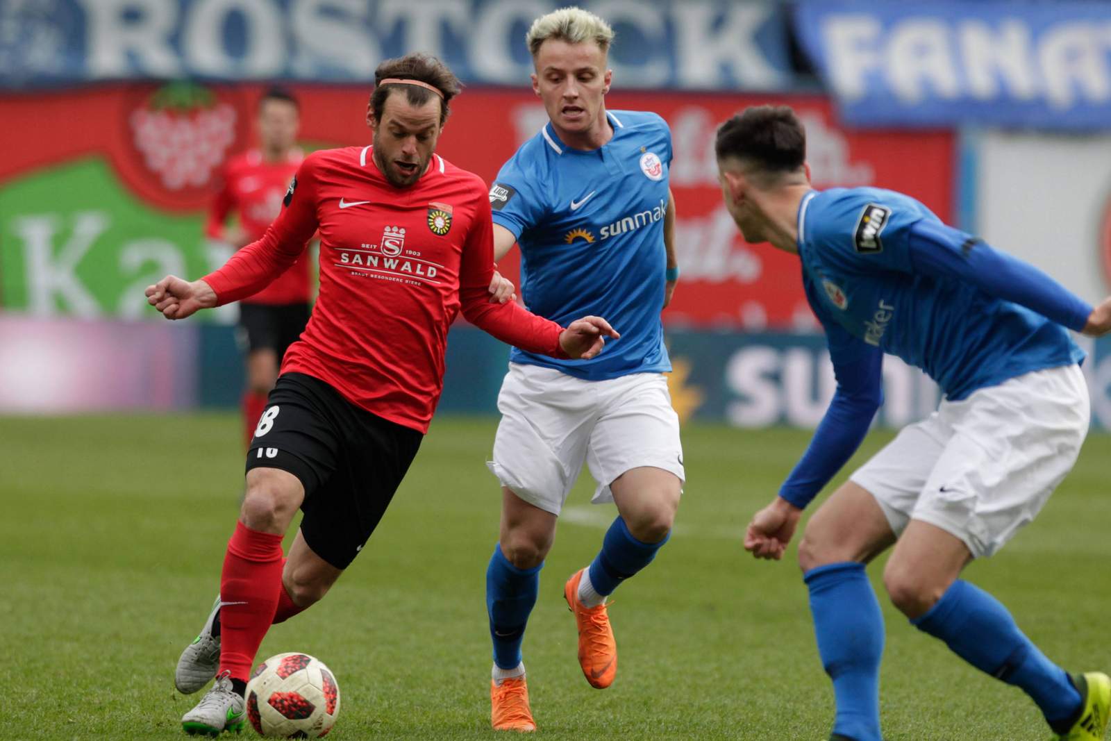 Timo Röttger, Sonnenhof Großaspach, Mirnes Pepic, hansa Rostock, 3. Liga Timo Röttger von Sonnenhof Großaspach gegen Mirnes Pepic von hansa Rostock