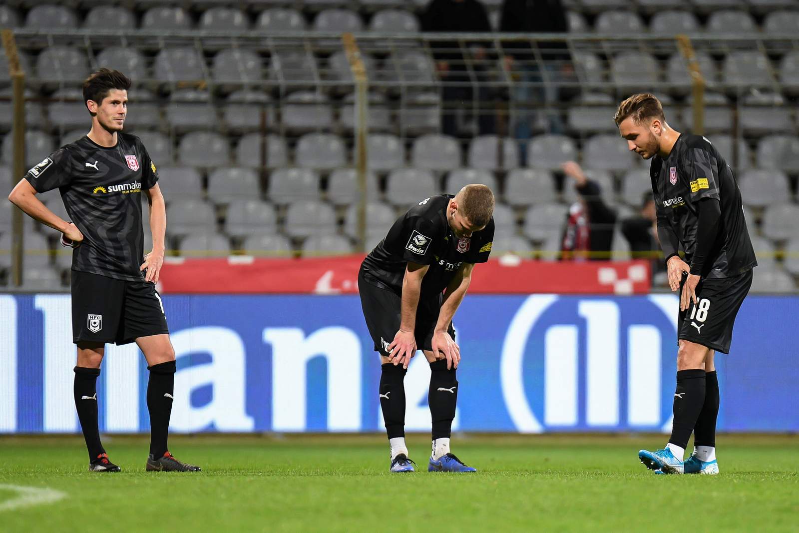 3. liga, hfc, dennis mast, anthony syhre, felix drinkuth Hängende Köpfe nach der 1:6-Klatsche des HFC.