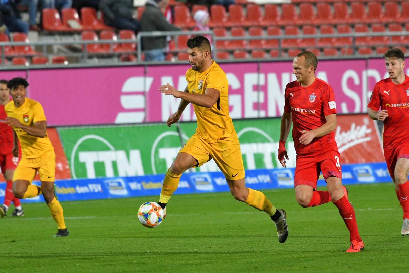 3. liga, sonnenhof großaspach, kai brünker Kai Brünker (m.) gegen Zwickaus Julius Reinhardt.