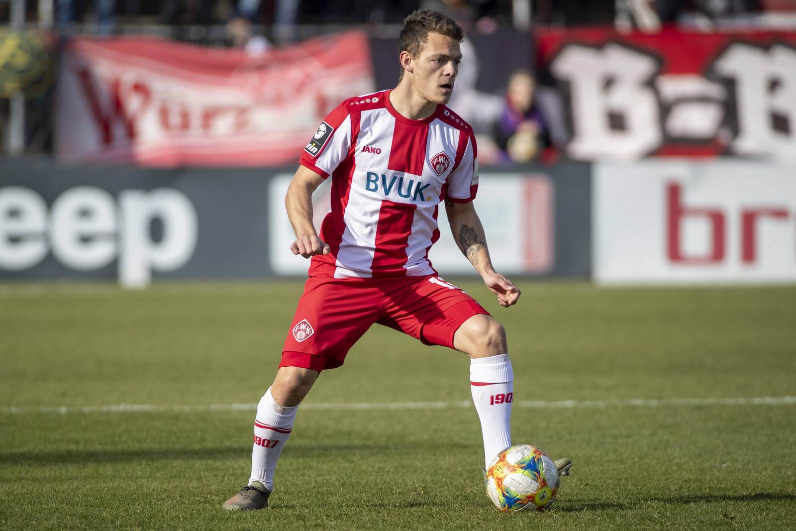 patrick sontheimer, würzburger kickers, 3. liga Patrick Sontheimer am Ball für die Würzburger Kickers