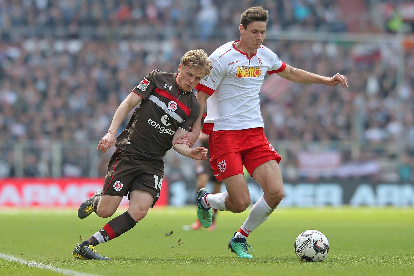 moeller-daehli st.pauli thalhammer regensburg 2.bundesliga Zweikampf zwischen Thalhammer und Moeller-Daehli
