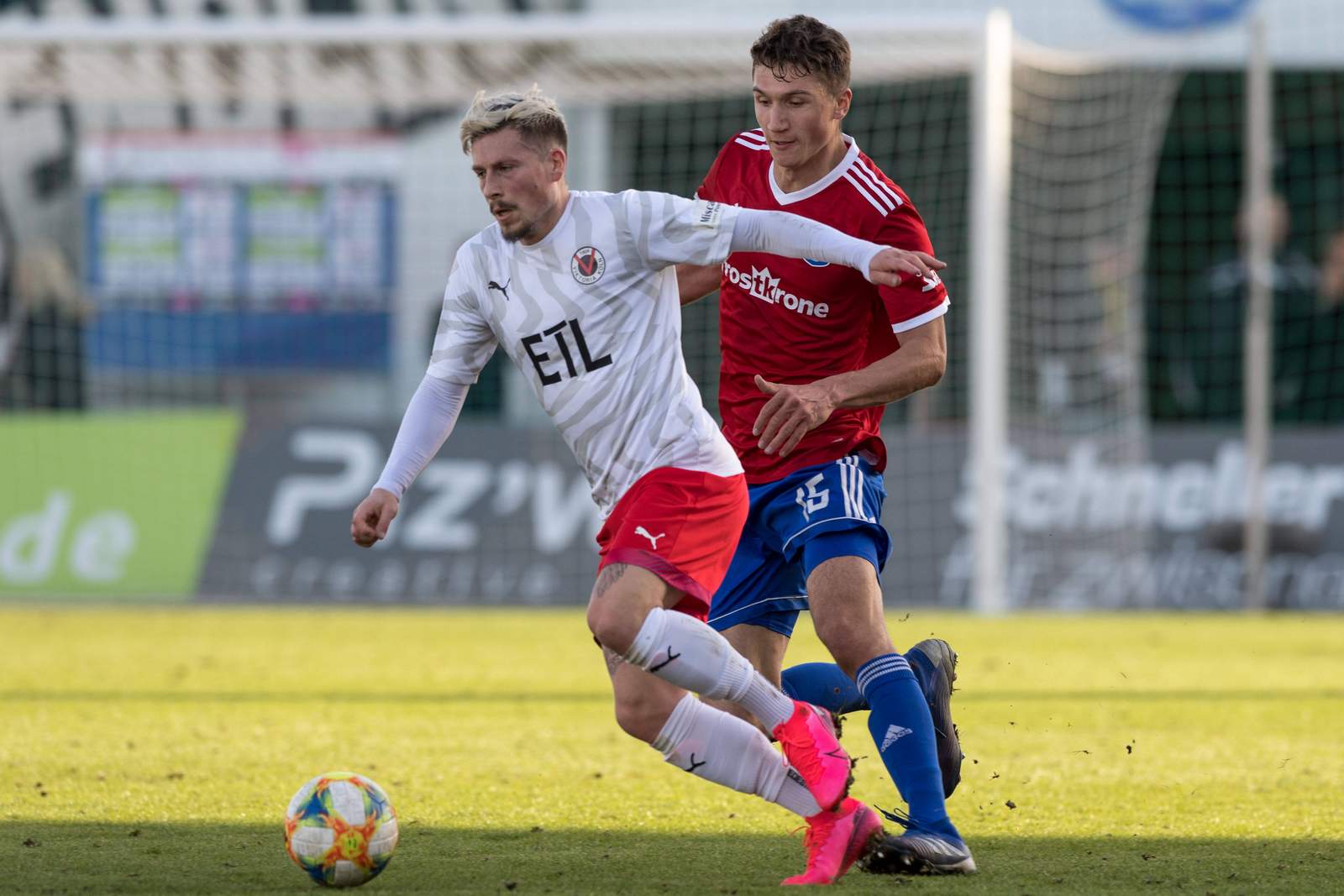 3. liga, viktoria köln, steven lewerenz Steven Lewerenz (l.) gegen Unterhachings Christoph Greger.
