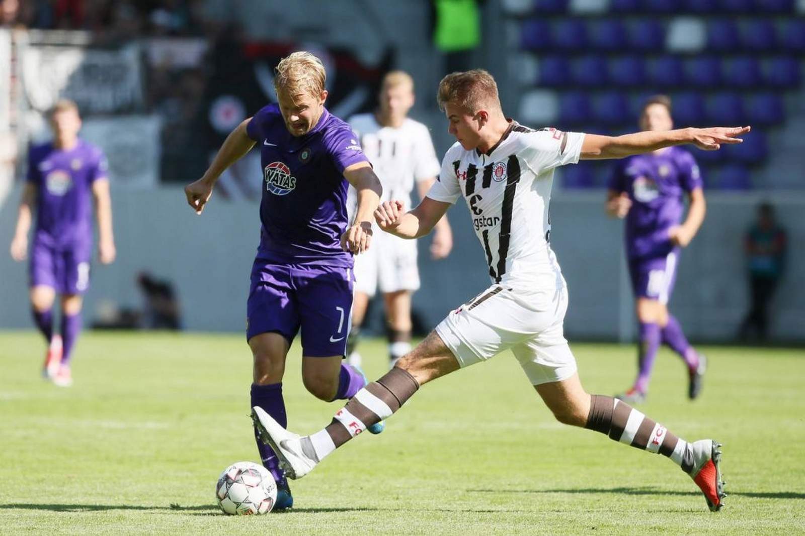2. bundesliga, fc st. pauli, florian carstens Florian Carstens (r.) gegen Jan Hochscheidt.