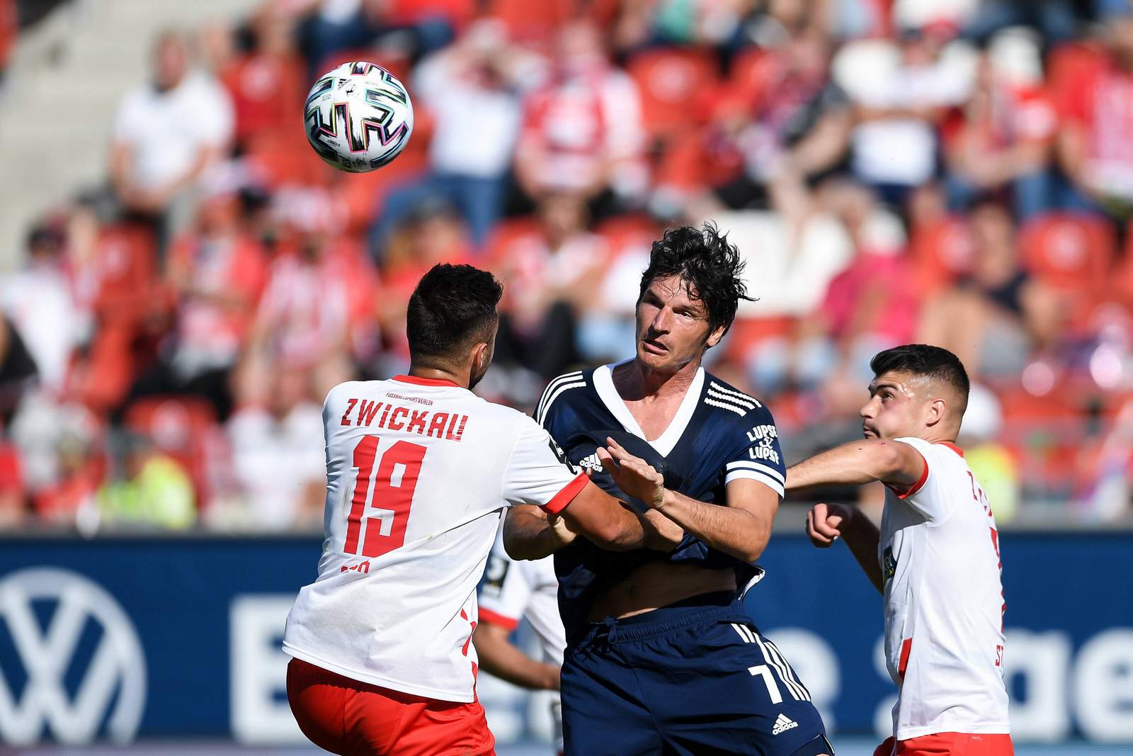 3. liga, unterhaching, dominik stroh-engel Dominik Stroh-Engel (m.) gegen Davy Frick und Jozo Stanic.