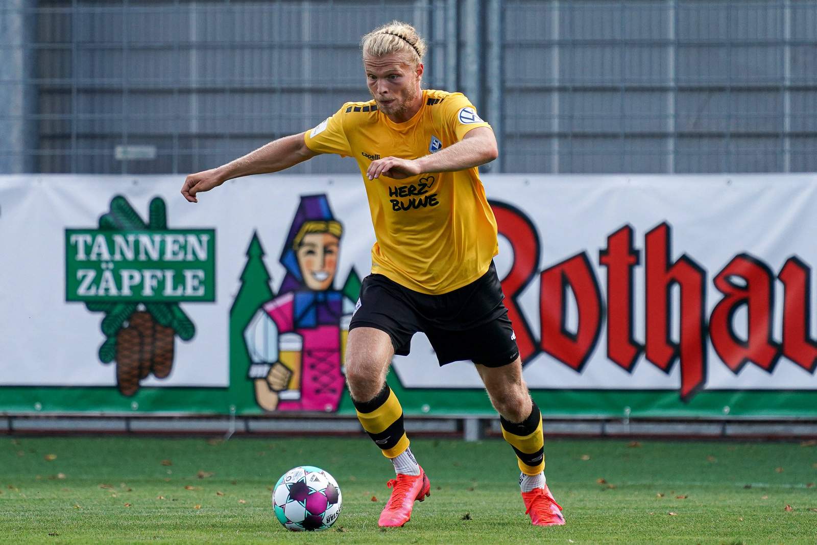 3. liga, waldhof mannheim, jesper verlaat Jesper Verlaat im Spielaufbau.