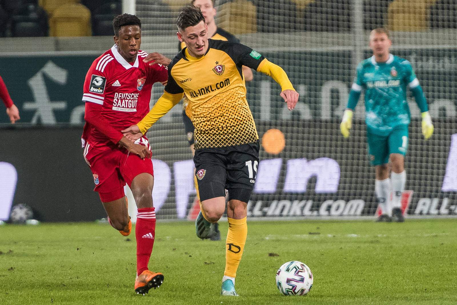 Boipelo Mashigo, SpVgg Unterhaching, Jonathan Meier, Dynamo Dresden, 3. Liga Boipelo Mashigo von der SpVgg Unterhaching gegen Jonathan Meier von Dynamo Dresden