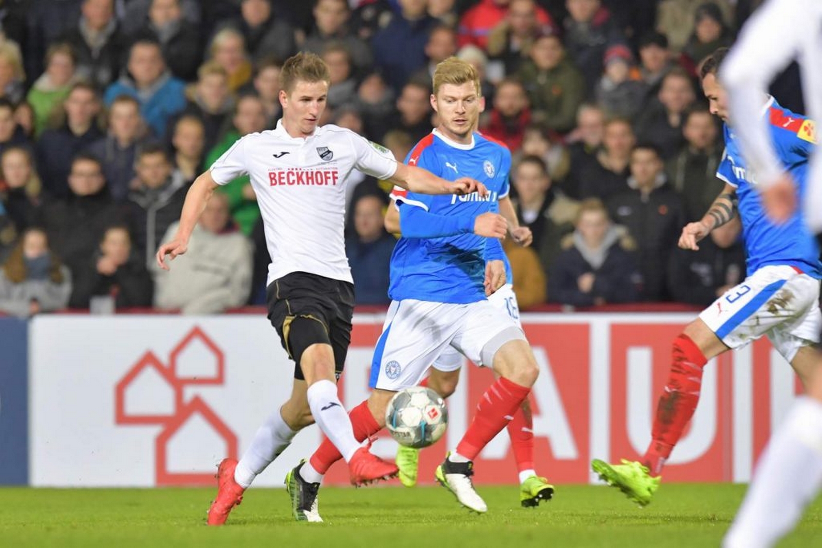 dfb-pokal, sc verl, jan schöppner Jan Schöppner gegen Kiels Alexander Mühling.