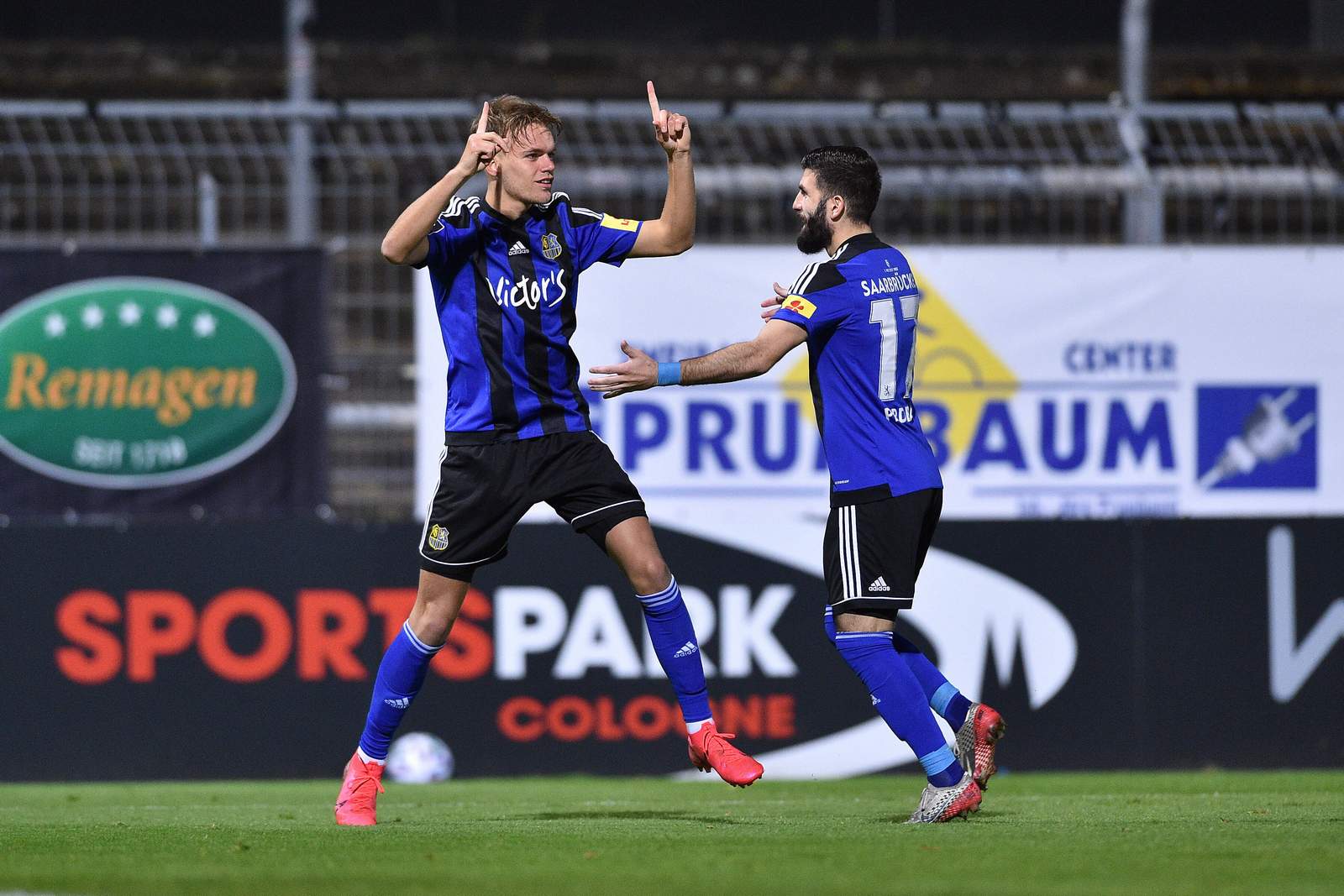3. liga, 1. fc saarbrücken, nicklas shipnoski, fanol perdedaj Nicklas Shipnoski (l.) jubelt mit Fanol Perdedaj.